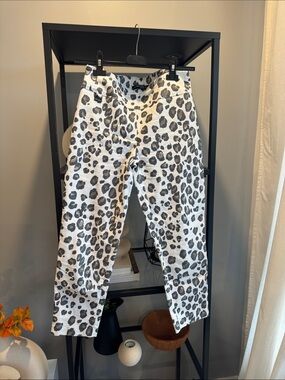 074.Women's White Pants with Black Leopard Print